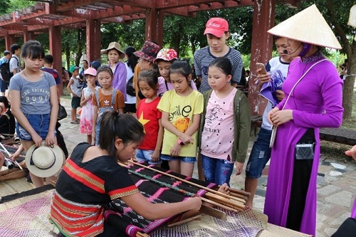 Hoat_dong__Ngay_he_cua_em__tai_Lang_Van_hoa___Du_lich_cac_dan_toc_Viet_Nam