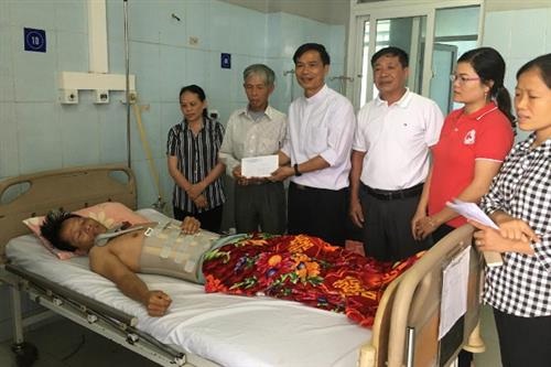 Linh_muc_quan_xu_Lai_Chau_chung_tay_cuu_tro_nan_nhan_lu_lut
