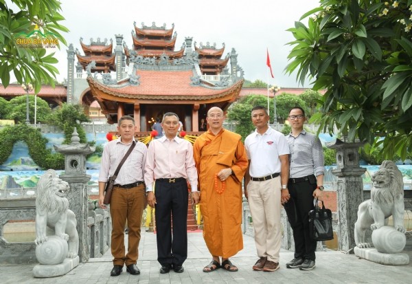 Pho_Tu_lenh_Canh_sat_Hoang_gia_Thai_Lan_tham_chua_Ba_Vang