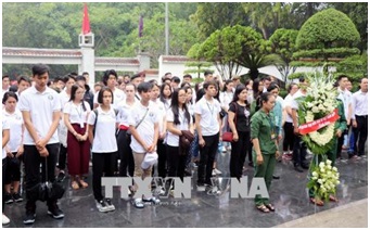 Hoc_sinh__sinh_vien_kieu_bao_dang_huong_tai_Nga_ba_Dong_Loc