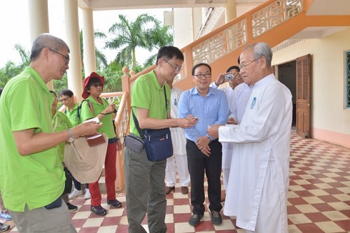 Phai_doan_Hoc_vien_Dao_giao_Hong_Kong_chao_tham_Hoi_thanh_Cao_Dai_Toa_thanh_Tay_Ninh