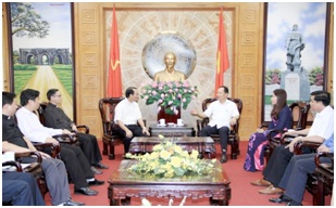 Bi_thu_Tinh_uy_Thanh_Hoa_tiep_xa_giao_tan_Giam_muc_Giao_phan_Thanh_Hoa