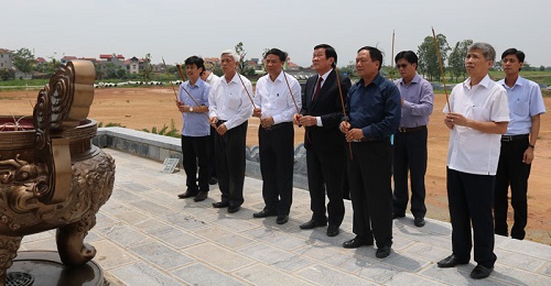 Nguyen_Chu_tich_nuoc_Truong_Tan_Sang_dang_huong_tai_den_tho_Ly_Thuong_Kiet_tai_tinh_Bac_Ninh