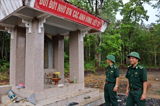 Gin_giu_cac__cot_moc__tam_linh_o_bien_gioi