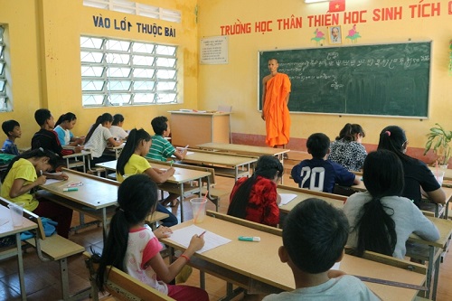 Soc_Trang__Nhieu_lop_hoc_day_chu_viet_Khmer_cho_con_em_dong_bao_dan_toc_dip_he