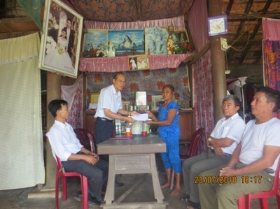 Uy_ban_MTTQ_Viet_Nam_tinh_Quang_Binh_tham__tang_qua_cac_ca_nhan_tieu_bieu_trong_dong_bao_ton_giao