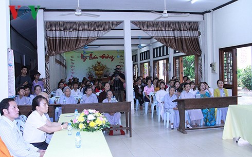 Khai_giang_lop_hoc_tieng_Viet_va_tieng_Lao_cho_ba_con_tai_Vientiane