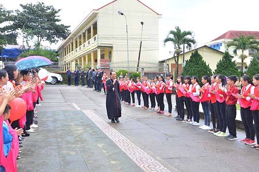 Giam_muc_Giao_phan_Thanh_Hoa_ve_tham_va_dang_le_Ta_on__tai_cac_Giao_xu_thuoc_Giao_hat_Bao_Loc__Giao_phan_Da_Lat