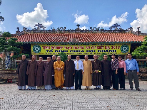 Ban_Ton_giao_tinh_Binh_Duong_tham_cac_truong_ha_nhan_mua_An_cu_kiet_ha_Phat_lich_2562