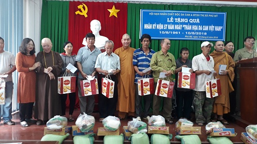 Tang_qua_cho_nan_nhan_chat_doc_da_cam_thi_xa_Phu_My__tinh_Ba_Ria___Vung_Tau