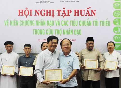 Tap_huan_ve_Hien_chuong_nhan_dao_va_cuu_tro_cho_cac_ton_giao