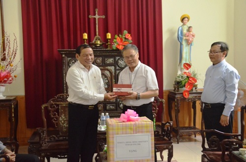 Lanh_dao_tinh_Quang_Tri_tham__chuc_mung_Toa_Tong_Giam_muc_Hue