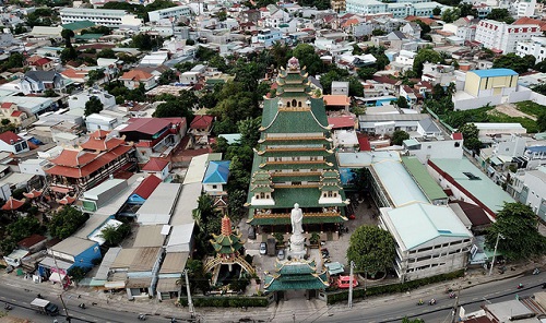 Ngoi_chua_co_chanh_dien_cao_va_dep_nhu_tranh_o_thanh_pho_Ho_Chi_Minh