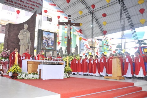 Tien_Giang__Cac_Giao_phan_hanh_huong_dang_thanh_le_ky_niem_70_nam_Hoi_Legio_Mariae_den_Viet_Nam