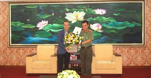 Hoi_thanh_Tin_Lanh_Ha_Noi_chuc_mung_Cong_an_thanh_pho_nhan_ky_niem_73_nam_Ngay_truyen_thong_luc_luong_Cong_an_Nhan_dan