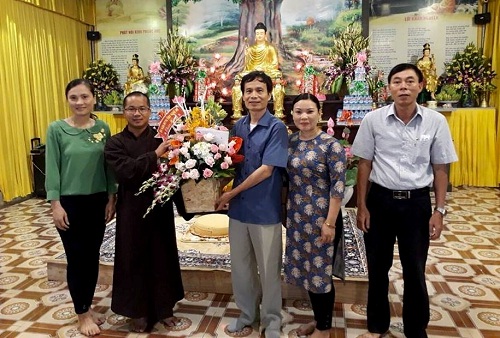 Lanh_dao_Uy_ban_Mat_tran_To_quoc_tinh_Nghe_An_tham_cac_chua_nhan_mua_Vu_lan