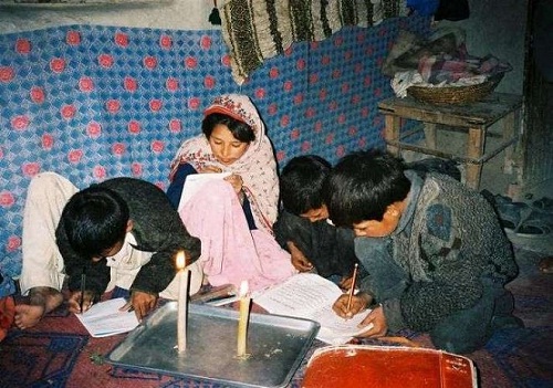 Phat_giao_Nhat_Ban_cung_cap_anh_sang_qua_den_nen_cho_tre_em_ngheo_Afghanistan