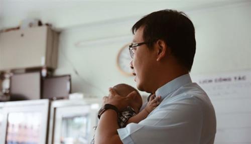 Vi_Linh_muc_ca_doi_di__mua_lai__nhung_em_be_bi_nhiem_H_I_V