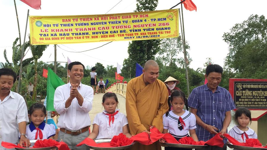 Hoi_Tu_thien_Tuong_Nguyen_dem_anh_sang_cho_benh_nhan_ngheo_va_xay_cau_be_tong_cho_dan