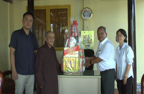 Lanh_dao_Tp_Thu_Dau_Mot__Tham_hoi__chuc_mung_cac_co_so_Phat_giao_nhan_Dai_le_Vu_lan_2018