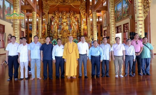 Thong_doc_Ngan_hang_Quoc_gia_Campuchia_tham_chua_Ba_Vang