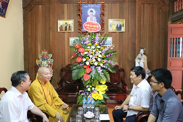 Lanh_dao_Ban_Ton_giao_Chinh_phu_tham_chuc_sac_Phat_giao_nhan_mua_An_cu__Kiet_ha