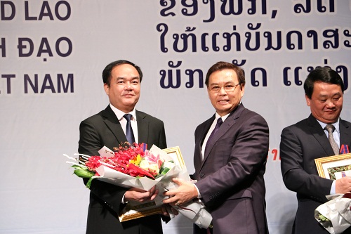 Lanh_dao_Ban_Ton_giao_Chinh_phu_nhan_Huan_chuong_Tu_do_cua_Lao_trao_tang