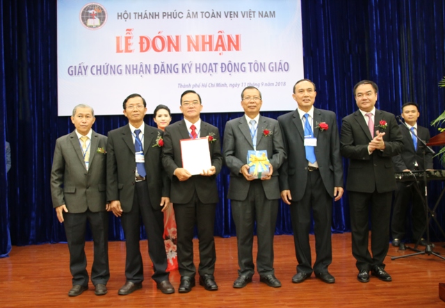 Truong_ban_Ban_Ton_giao_Chinh_phu_trao_Giay_chung_nhan_dang_ky_hoat_dong_ton_giao_cho_Hoi_thanh_Phuc_am_Toan_ven_Viet_Nam