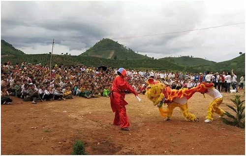 Chua_Hoang_Phuc_to_chuc_Tet_Trung_thu_cho_cac_em_nho_vung_cao_bien_gioi_huyen_Le_Thuy