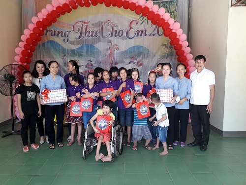 Ban_Ton_giao_tinh_Quang_Binh_tham_va_tang_qua_cac_em_nho_khuyet_tat__mo_coi