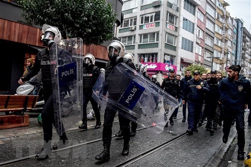 Tho_Nhi_Ky_bat_giu_hang_chuc_binh_sy_lien_quan_toi_giao_sy_Gulen
