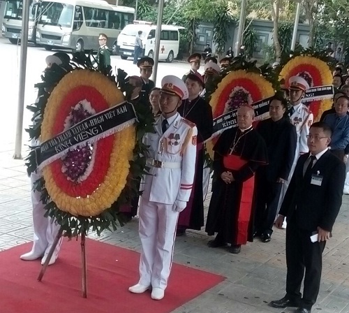 Dai_dien_Toa_thanh_Vatican_va_Hoi_dong_Giam_muc_Viet_Nam_vieng_co_Dai_tuong_Tran_Dai_Quang___Chu_tich_Nuoc_CHXHCN_Viet_Nam