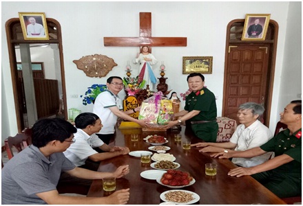 Bo_chi_huy_quan_su_Quang_Binh_voi_cong_tac_dan_van_trong_dong_bao_co_dao