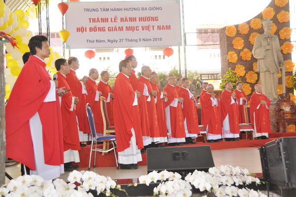 Hoi_dong_Giam_muc_Viet_Nam_hanh_huong_dang_thanh_le_be_mac_Hoi_nghi_thuong_nien_ky_II_2018