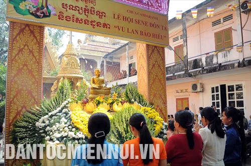 Doc_dao_le_Sen_Don_Ta_cua_dong_bao_Khmer_Nam_Bo