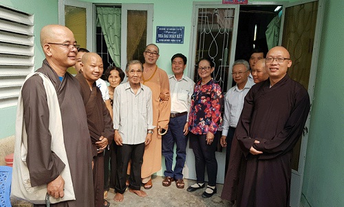 Phat_giao_Tien_Giang_tang_qua__hoc_bong_va_ban_giao_nha_tinh_thuong