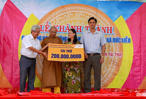 Trao_tang_2_phong_hoc_cho_hoc_sinh_dan_toc_huyen_Bu_Dang