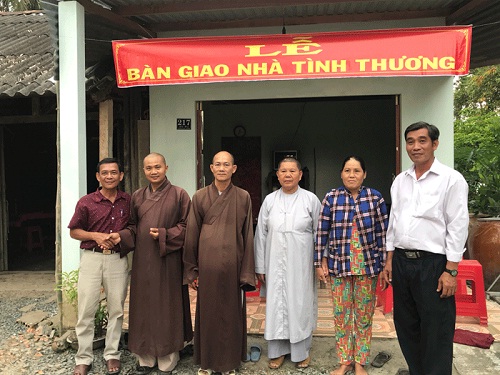 Phat_giao_thi_xa_Cai_Lay_tinh_Tien_Giang_va_Phan_ban_Ni_gioi_ban_giao_nha_tinh_thuong_cho_phu_nu_dip_20_10