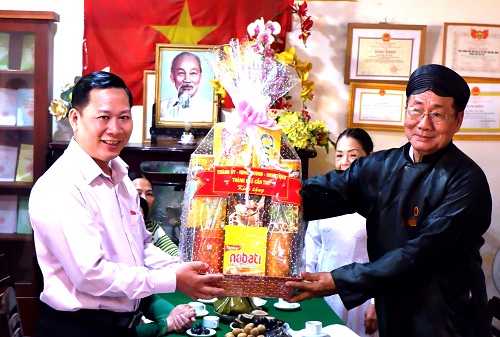 Tham_tang_qua_cac_Hoi_quan_nhan_ky_niem_60_nam_ngay_vien_tich_cua_Tong_su_Minh_Tri