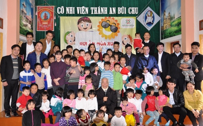Cong_an_tinh_Nam_Dinh__Tang_qua_cac_em_nho_o_Co_nhi_vien_Duc_Anh_Bui_Chu