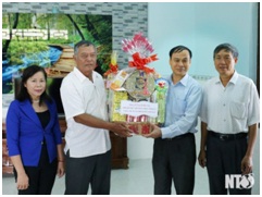 Pho_Bi_thu_Thuong_truc_Tinh_uy_Ninh_Thuan_tham__chuc_mung_ca_nhan__va_gia_dinh_nguoi_Cham_tieu_bieu_nhan_dip_Le_hoi_Ka_te_nam_2018