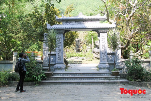 Kham_pha_ngoi_chua_nam_trong_long_nui_dep_nhu__tien_canh__o_Co_do_Hue