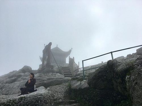 Quang_Ninh__Chua_Dong_lap_loa_trong_chieu_thu