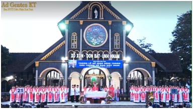 Kon_Tum__Le_Be_mac_nam_thanh_tu_dao__mung_ngay_Thanh_to_va_ngay_Yaophu_cua_Giao_phan