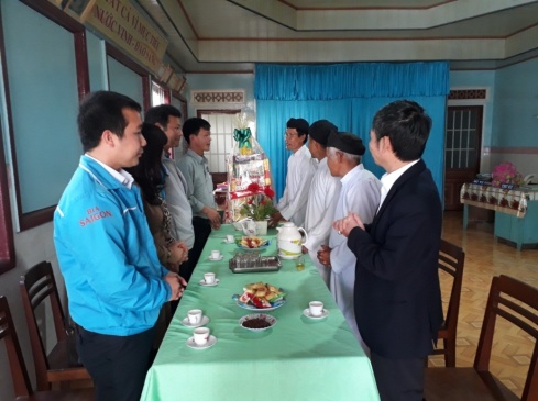 Ban_Ton_giao_tinh_Lam_Dong_tham__tang_qua_tang_qua_cac_Thanh_that_Cao_Dai_tren_dia_ban_tinh