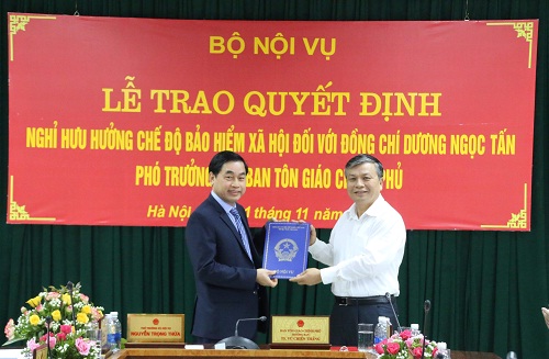 Trao_Quyet_dinh_nghi_huu__huong_che_do_bao_hiem_xa_hoi_cho_cong_chuc