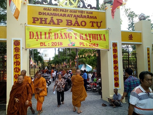 Chua_Phap_Bao__phuong_5__My_Tho__Tien_Giang_to_chuc_le_dang_y_truyen_thong_Kathina