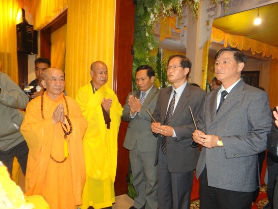 Lanh_dao_Tinh_uy_HDND_UBND_UBMTTQVN_tinh_Lam_Dong_vieng_le_tang_Truong_lao_Hoa_thuong_Thich_Toan_Duc