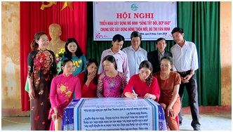 Phu_nu_Cong_giao_thi_xa_Ba_Don_gop_suc_xay_dung__nong_thon_moi__do_thi_van_minh