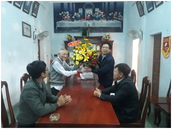 Dai_dien_lanh_dao_So_Noi_vu_tinh_Quang_Binh_tham__chuc_mung__cac_co_so_ton_giao_nhan_dip_le_Noel_nam_2018